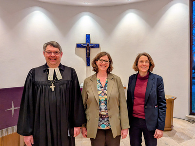 Einführung von Ilse-Dore Humburger (Mitte) als Leitende Referentin der Arbeitsstelle für Gemeindeberatung, Organisationsentwicklung und Kirchenältestenfortbildung der oldenburgischen Kirche mit Pfarrerin Henrike Müller (rechts), Teamleitung Organisationsberatung in der Ev. Agentur Hannover, und Oberkirchenrat Lars Dede (links)