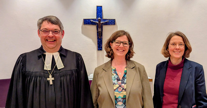 Einführung von Ilse-Dore Humburger (Mitte) als Leitende Referentin der Arbeitsstelle für Gemeindeberatung, Organisationsentwicklung und Kirchenältestenfortbildung der oldenburgischen Kirche mit Pfarrerin Henrike Müller (rechts), Teamleitung Organisationsberatung in der Ev. Agentur Hannover, und Oberkirchenrat Lars Dede (links)