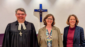 Einführung von Ilse-Dore Humburger (Mitte) als Leitende Referentin der Arbeitsstelle für Gemeindeberatung, Organisationsentwicklung und Kirchenältestenfortbildung der oldenburgischen Kirche mit Pfarrerin Henrike Müller (rechts), Teamleitung Organisationsberatung in der Ev. Agentur Hannover, und Oberkirchenrat Lars Dede (links)