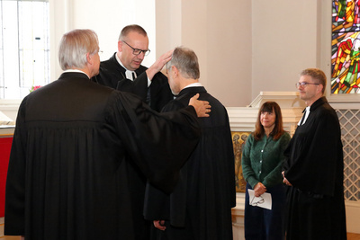 Bischof Adomeit segnet Pfarrer Stefan Grünefeld.