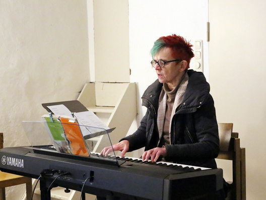 Landeskirchenmusikdirektorin Beate Besser begleitete den Gottesdienst zur Eröffnung der Synodentagung musikalisch.