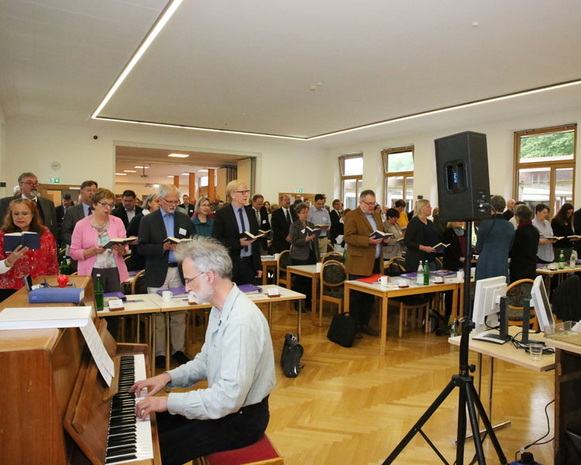 Der Synodale und Kreiskantor Gebhard von Hirschhausen begleitete musikalisch den Gesang zur Andacht.