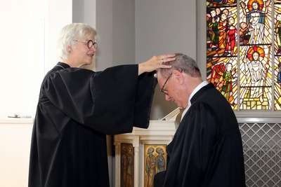 Zu sehen ist Oberkirchenrätin Gudrun Nowak (links), die Pfarrer Torsten Nowak (rechts) segnet.