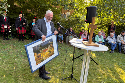 ZU sehen ist „Kirche am Deich“ am 2. Juli mit Pfarrer Jens Teuber im Radziwill-Garten in Dangast.