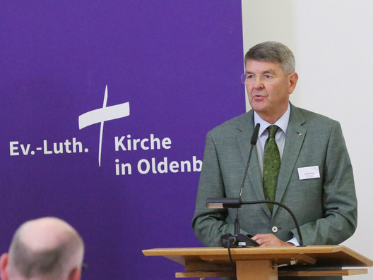 Auf diesem Bild sieht man den Synodalen Jost Richter bei der Vorstellung zur Wahl in die Mitgliederversammlung des Vereins für die Ev. HVHS Rastede e. V.