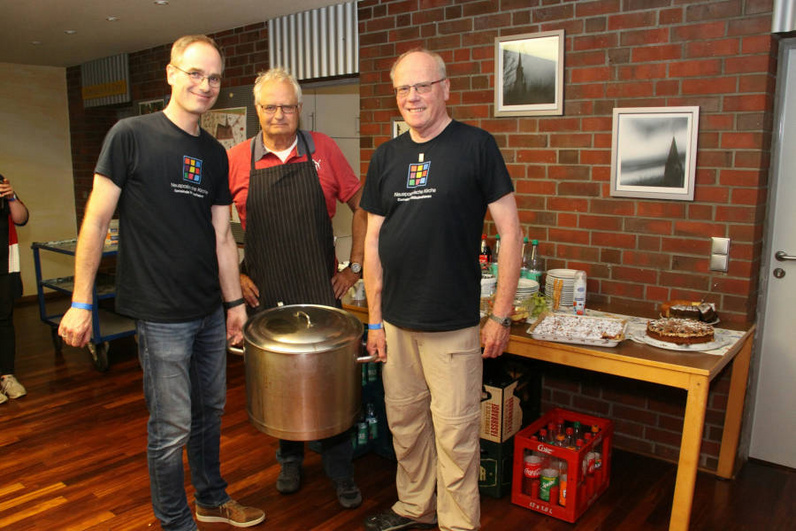 42 ehrenamtliche Mitarbeitende der Neuapostolischen Gemeinde Wihelmshaven versorgen in ökumenischer Verbundenheit und im Mehrschicht-Betrieb die Kirchenmeilen-Leute mit selbstgebackenem Kuchen, Gulaschsuppe und Gegrilltem.