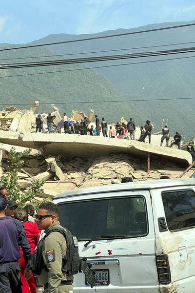 Ich sehe Trümmer von Gebäuden nach dem Erdbeben in Venezuela. Tausende Opfer werden noch unter den Trümmern vermutet.