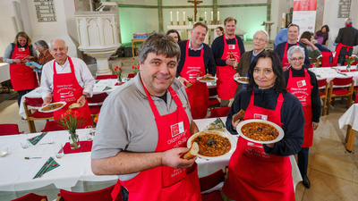 Ein Team rund um den Ruhestandspastor Andreas Thibaut und die Johanniter haben zur Vesperkirche in der evangelischen Garnisonkirche in Oldenburger eingeladen. Mit dabei sind unter anderem der Chef des Oldenburger Kältebusses, Joerg Bohlken, und Kathy Genz von den Johannitern.