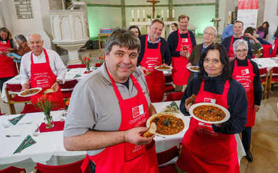 Ein Team rund um den Ruhestandspastor Andreas Thibaut und die Johanniter haben zur Vesperkirche in der evangelischen Garnisonkirche in Oldenburger eingeladen. Mit dabei sind unter anderem der Chef des Oldenburger Kältebusses, Joerg Bohlken, und Kathy Genz von den Johannitern.