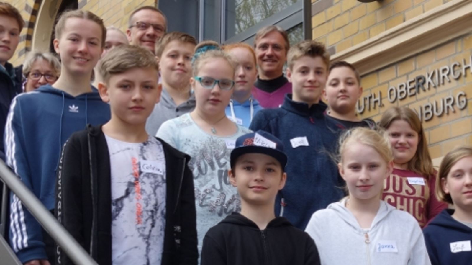 13 Jungen und Mädchen aus der gesamten oldenburgischen Kirche sind am Zukunftstag im Oberkirchenrat zu Gast.