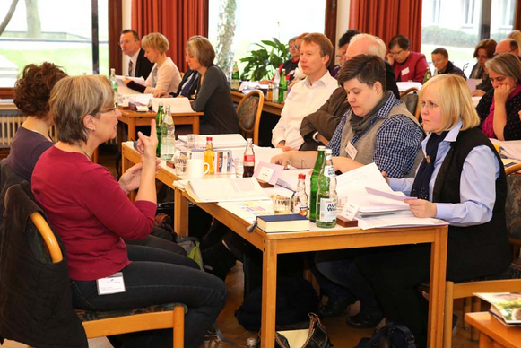 Die Synodale Ursula Bartels (rechts im Bild) aus Oldenburg nimmt mit Unterstützung von Gebärdensprachdolmetscherinnen an der Synode teil.