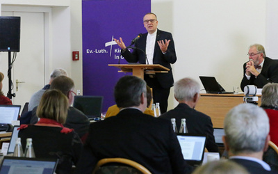 Bischof Thomas Adomeit stellt seinen Bericht auf der Synodentagung im Evangelischen Bildungshaus Rastede vor. Foto: ELKiO/D.-M. Grötzsch