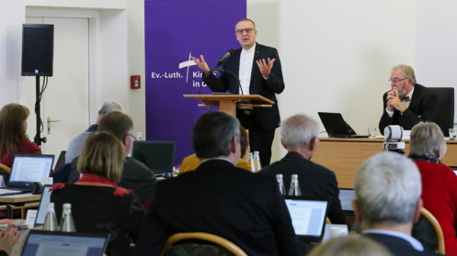 Bischof Thomas Adomeit stellt seinen Bericht auf der Synodentagung im Evangelischen Bildungshaus Rastede vor. Foto: ELKiO/D.-M. Grötzsch
