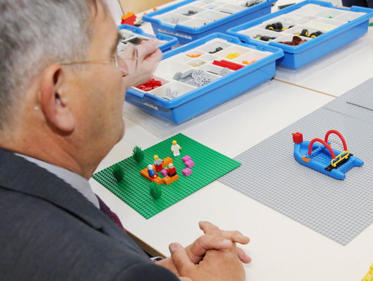 Dieses Foto zeigt wie die Synodalen mit Lego Serious Play ihre Gedanken und Haltungen in eine Form brachten.