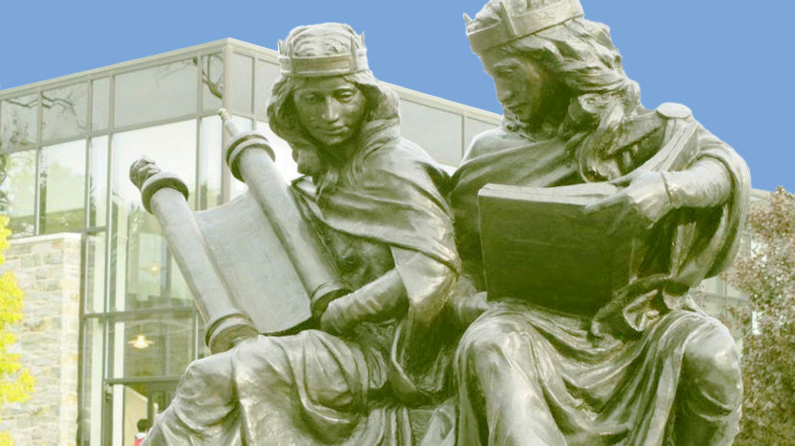 Foto von: Joshua Koffman, Synagoga and Ecclesia in Our Time, 2015. Allegories of Judaism and Christianity. Bronze sculpture. St Joseph's University, Philadephia.