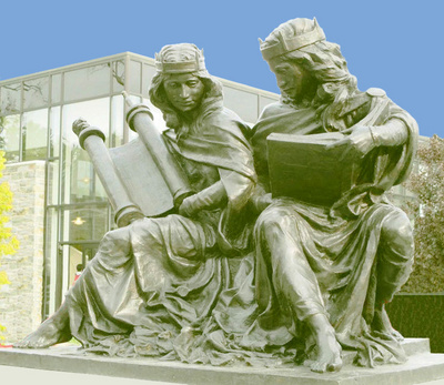 Foto von: Joshua Koffman, Synagoga and Ecclesia in Our Time, 2015. Allegories of Judaism and Christianity. Bronze sculpture. St Joseph's University, Philadephia.