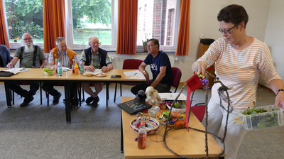 Bei einem Vorbereitungstreffen stellten Kreispfarrerin Christiane Geerken-Thomas und Pfarrer i. R. Dietrich Jaedicke den ehrenamtlich Mitarbeitenden aus verschiedenen Kirchenkreisen den geplanten Ablauf und die Aktionen vor. 
