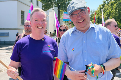 Diakonievorstand Pfarrer Dr. Friedrich Ley (links) und Oberkirchenrat Lars Dede beim CSD in Oldenburg.