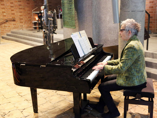 Landeskirchenmusikdirektorin Beate Besser sitzt am Piano und begleitet den Gottesdienst.