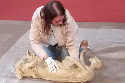 Museumsleiterin Dr. Anna Heinze verpackt mit größter Sorgfalt die Skulptur des Markus.