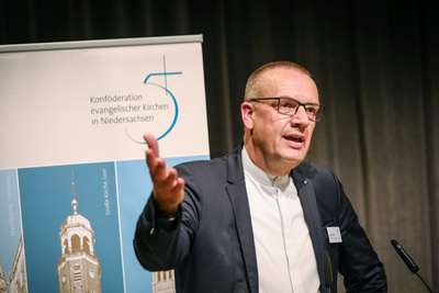 Bischof Thomas Adomeit (Oldenburg), Ratsvorsitzender der Konföderation evangelischer Kirchen in Niedersachsen, beim Parlamentarischen Abend am 7. Oktober 2025.