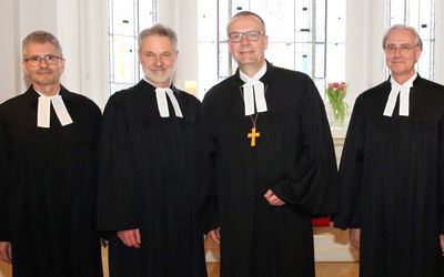 Einführung von Pfarrer Dirk von Jutrczenka (links) auf die Pfarrstelle für Ökumene, Ethik und Weltanschauung sowie Pfarrer Stefan Grünefeld (2. von links) als Persönlicher Referent von Bischof Thomas Adomeit (3. von links); bei der Einführung waren auch beteiligt Pfarrer Dr. Stefan Welz (rechts).