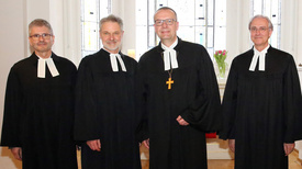 Einführung von Pfarrer Dirk von Jutrczenka (links) auf die Pfarrstelle für Ökumene, Ethik und Weltanschauung sowie Pfarrer Stefan Grünefeld (2. von links) als Persönlicher Referent von Bischof Thomas Adomeit (3. von links); bei der Einführung waren auch beteiligt Pfarrer Dr. Stefan Welz (rechts).