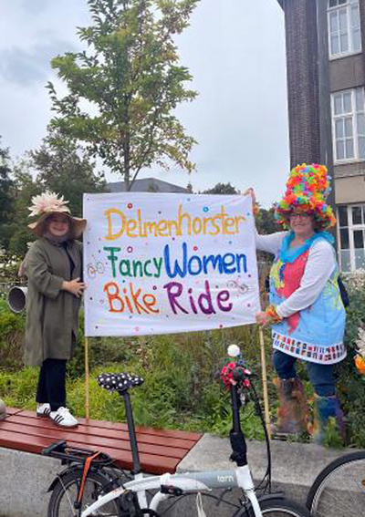 Zu sehen sind Hatice Koçak (links) und Astrid Schalla (rechts) beim Fancy Women Bike Ride 2025.