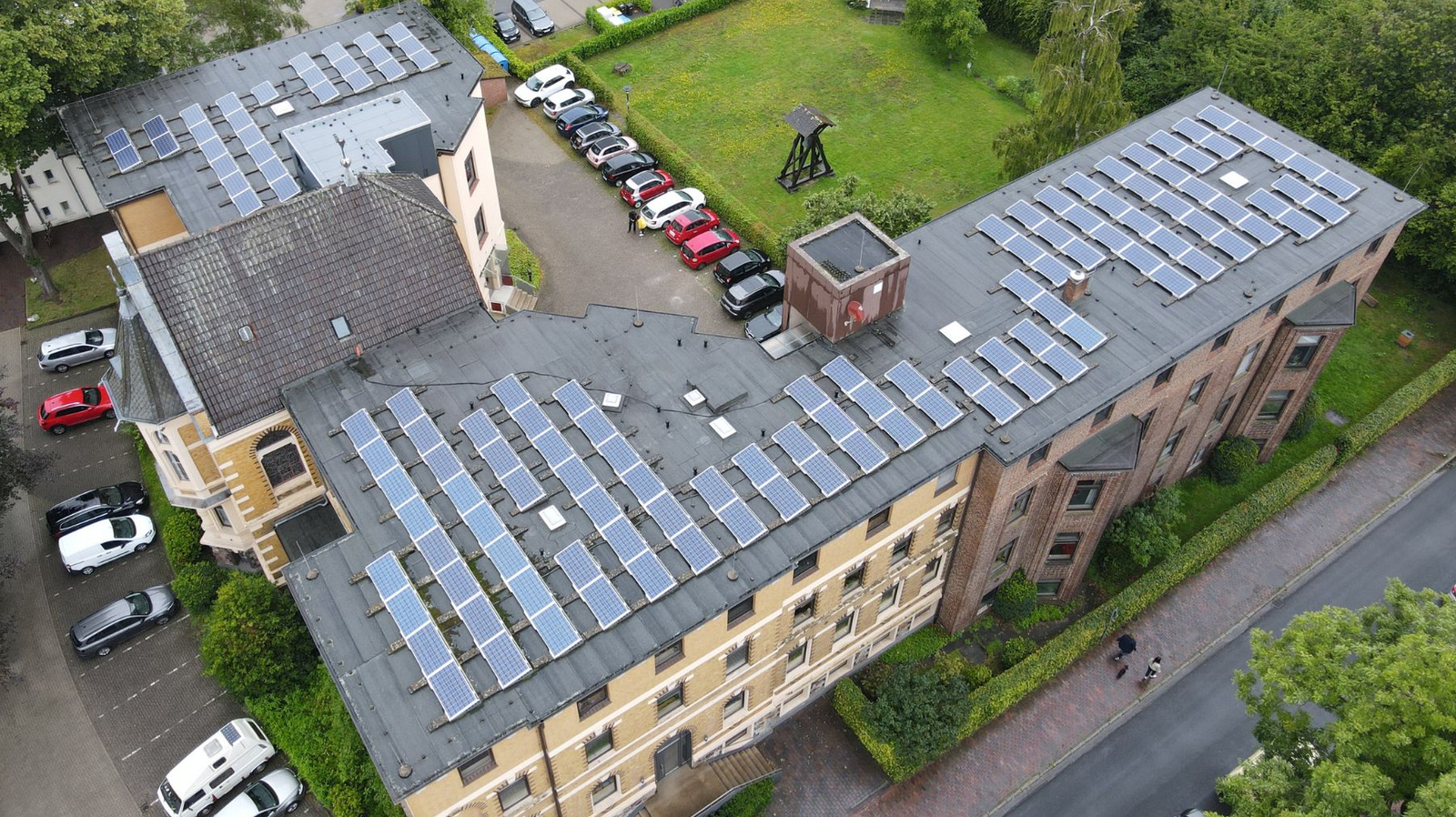 PV-Anlage auf dem Dach des Verwaltungsgebäudes der Ev.-Luth. Kirche in Oldenburg