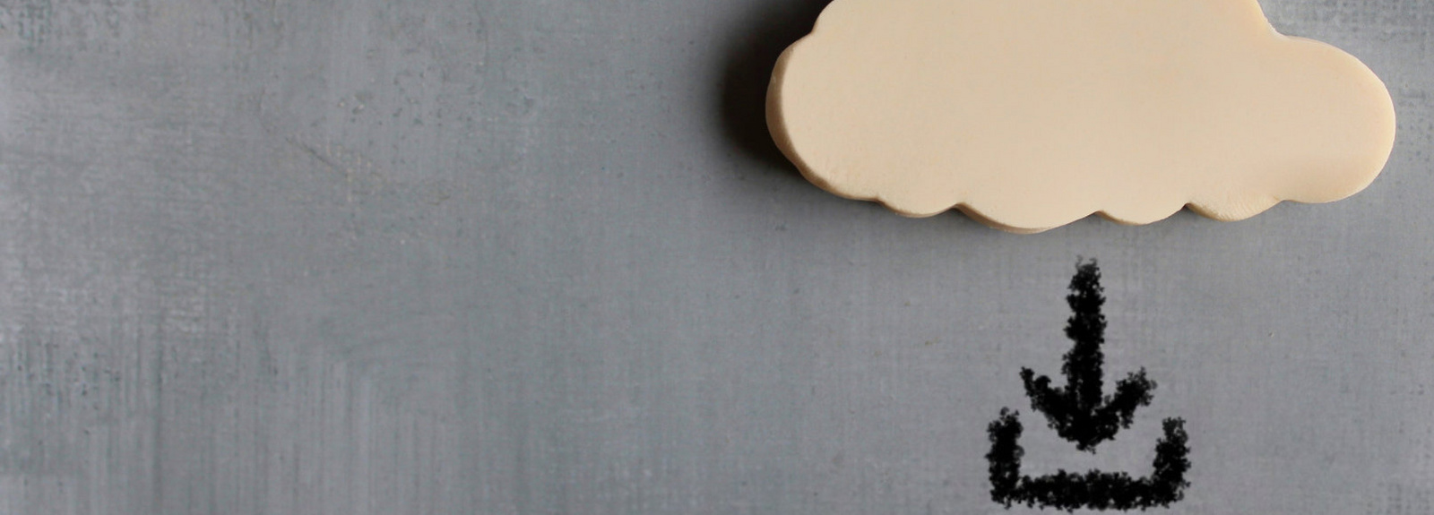 Tafel mit Schwamm in Wolkenform mit Kreide Pfeil darunter zum Wort Download.