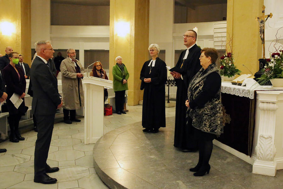 Einführung von Oberkirchenrat Frank Lütjelüschen in das Amt des juristischen Oberkirchenrates (von li. nach re.): Oberkirchenrat Frank Lütjelüschen, Oberkirchenrätin Gudrun Mawick, Synodenpräsidentin Sabine Blütchen und Bischof Thomas Adomeit.