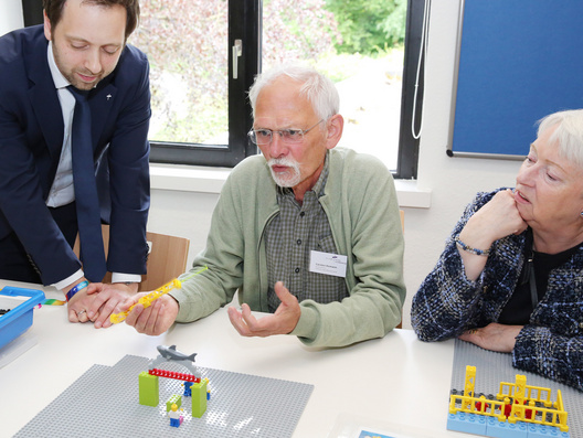 Dieses Foto zeigt wie die Synodalen mit Lego Serious Play ihre Gedanken und Haltungen in eine Form brachten.