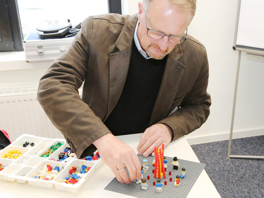 Dieses Foto zeigt wie die Synodalen mit Lego Serious Play ihre Gedanken und Haltungen in eine Form brachten.