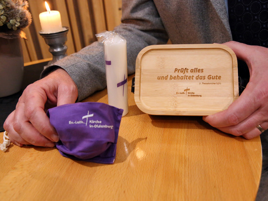 Die Synode sei ein einzigartiges Geschenk, um Kirche zu gestalten, sagte Adomeit. Als Dank überreicht Bischof Adomeit ein Säckchen mit fair gehandeltem Salz, eine Kerze sowie Eine Dose mit der Jahreslosung 2025.