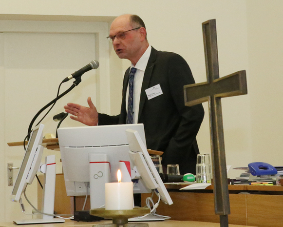 Zur Eröffnung des zweiten Verhandlungstages hielt der Synodale Helge Treiber am Freitag die Andacht. Alle Fotos: D.-M. Grötzsch