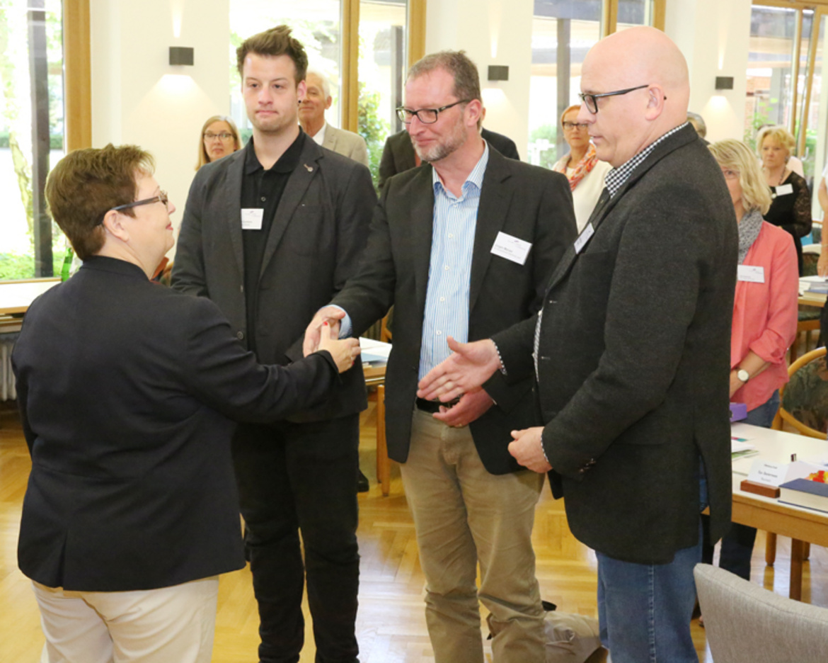 Synodenpräsidentin Sabine Blütchen verpflichtete als Ersatzsynodale Pfarrer Gundolf Kraul (Kirchenkreis Ammerland), Pfarrer Jürgen Menzel (Kirchenkreis Delmenhorst/Oldenburg Land) und Söhnke Carstens (berufenes Jugendmitglied). 