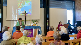 Andrea Barkhoorn eröffnet den Gottesdienst in der Nikolai-Kirche.