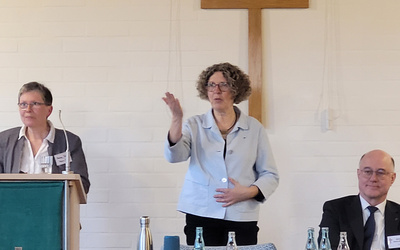 Andrea Feyen, Klimaschutzbeauftrage der Ev.-Luth. Kirche in Oldenburg, Kreispfarrerin Martina Wittkowski und Oberkirchenrat Detlef Mucks Büker auf der Kreissynode des Kirchenkreises Oldenburger Münsterland.