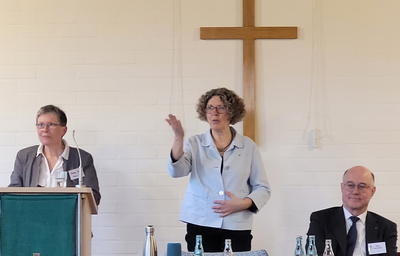 Andrea Feyen, Klimaschutzbeauftrage der Ev.-Luth. Kirche in Oldenburg, Kreispfarrerin Martina Wittkowski und Oberkirchenrat Detlef Mucks Büker auf der Kreissynode des Kirchenkreises Oldenburger Münsterland. 