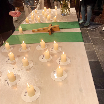 Zu sehen sind Kerzen mit Namen von Menschen, die sich das Leben genommen haben.