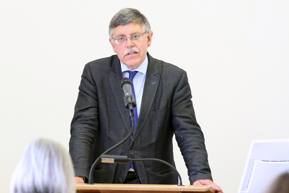 Der Synodale Hanspeter Teetzmann berichtet als Vorsitzender aus dem Rechts- und Verfassungsausschuss.