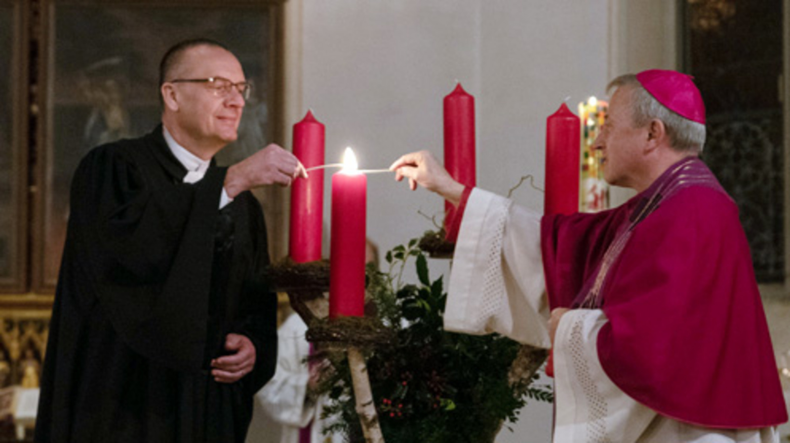 Am 1. Advent 2022 haben Bischof Thomas Adomeit (links) und Weihbischof Wilfried Theising (rechts) gemeinsam das neue Kirchenjahr in der katholischen Kirche St. Johannes Baptist in Molbergen eröffnet. Foto: BMO/Ebert