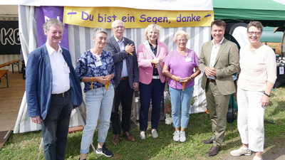 Bei seinem Rundgang über die Landtage machten Gerhard Schwetje (3.v.l.), Präsident der Landwirtschaftskammer Niedersachsen mit Stefan Ortmann (2.v.r.), Landwirtschaftskammer, und Karin Logemann (4.v.l.), Abgeordnete des Nieders. Landtages (SPD) auch Station beim Kirchenzelt. Sie wurden von den Mitwirkenden des Kirchenstandes herzlich begrüßt. (v.l.) Pfarrer Christian Egts, Hilde Rowehl, Gerhard Schwetje, Karin Logemann, Traute Uhlhorn, Stefan Ortmann und Kreispfarrerin Christiane Geerken-Thomas.