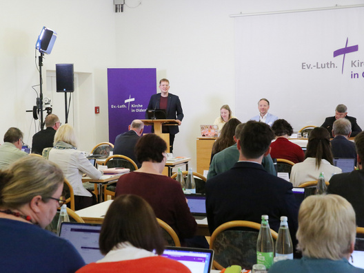 Das Plenum und das Synodenpräsidium sind auf diesem Bild zu sehen.