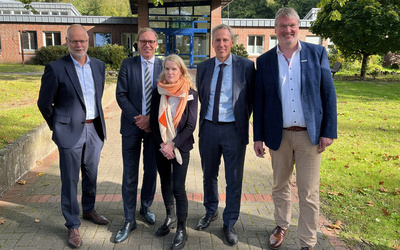 Die Leinerstiftgruppe plant, die Dietrich-Bonhoeffer-Klinik (DBK) zu übernehmen (von rechts nach links): Leinerstift-Vorstand Wolfgang Vorwerk, DW-OL Vorstand Mario Behrends, BDK-Chefärztin Dr. Angela Wenzel, Insolvenzverwalter Berend Böhme und Interim-Klinikdirektor Dr. Hans-Markus Johannsen.
