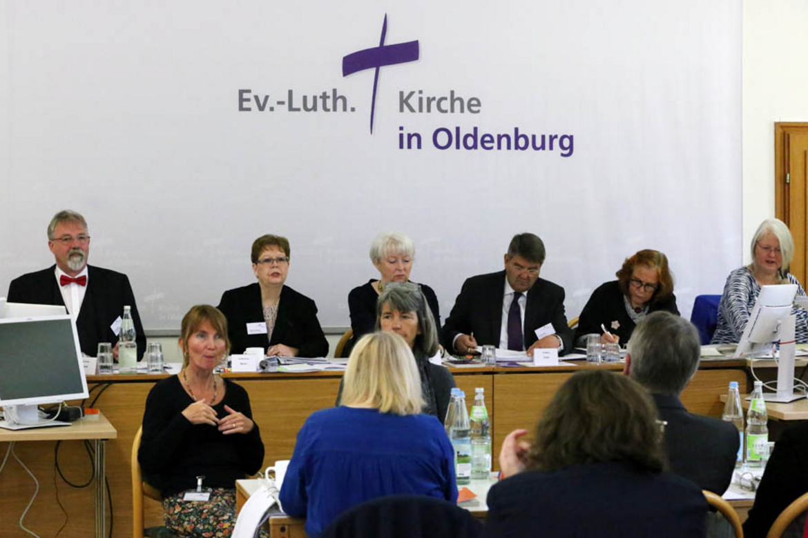 Synodalpräsidentin Sabine Blütchen eröffnet die 11. Tagung der 48. Synode.