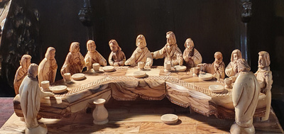 Detailreicher Holzschnitz von Jesus und seinen 12 Aposteln an der Tafel beim Letzten Abendmahl.