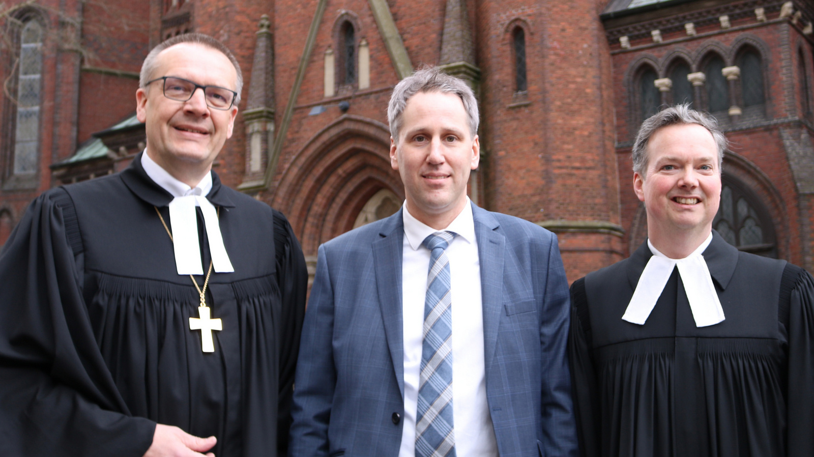 In einem feierlichen Gottesdienst hat Bischof Thomas Adomeit (von links) Mario Behrends und Pfarrer Dr. Friedrich Ley als neue Vorstände der Diakonie im Oldenburger Land offiziell eingeführt.