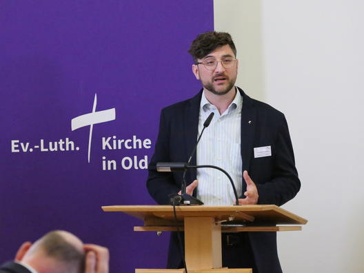 Florian Kubiczek, der Vorsitzende des Ausschusses für Gemeindedienst, Seelsorge und Diakonie am Rednerpult.