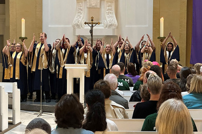 Fünf Instrumentalisten und der Chor „Glad(E)makers“ aus Bremerhaven rissen die Gemeinde mit Gesang und Liedern mit.